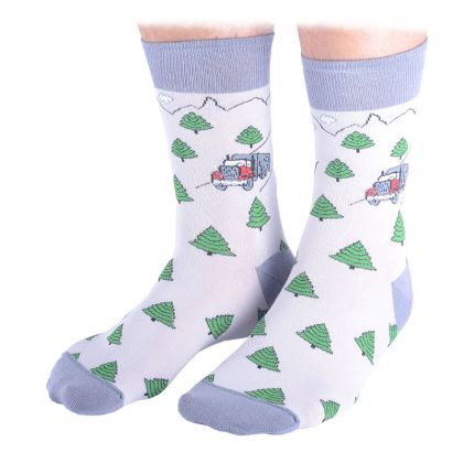 Чорапи с камион в планината