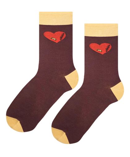 Чорапи със зашито сърце – символ на силна и преживяна любов